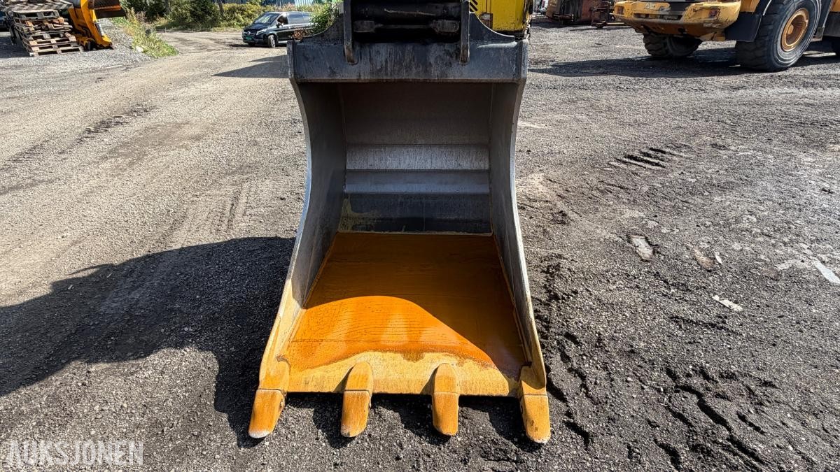 2011 JCB JS210LC Beltegraver– S70 – Sentralsmøring