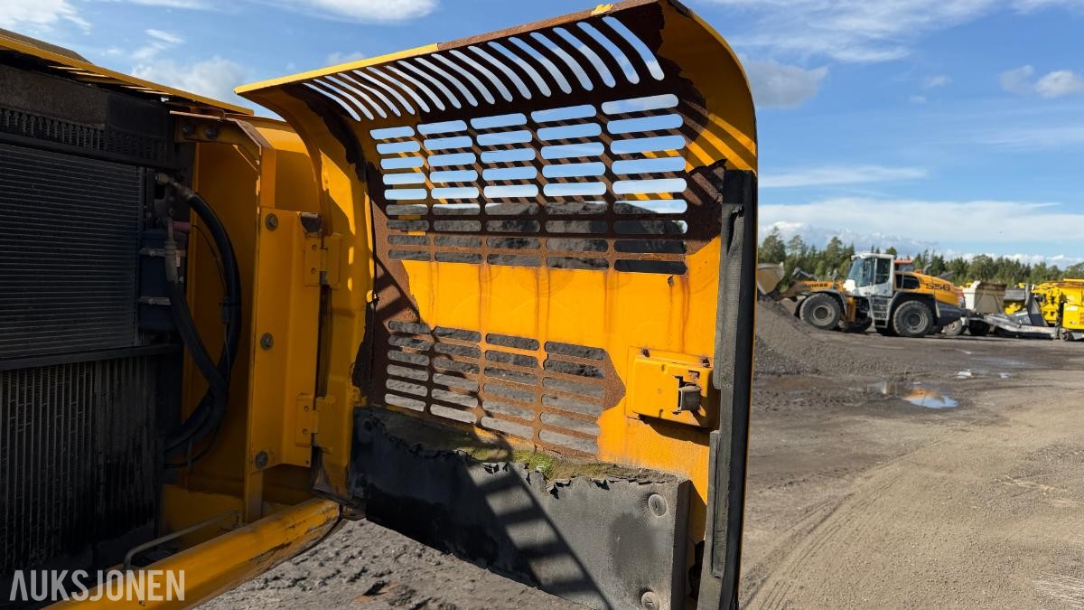 2011 JCB JS210LC Beltegraver– S70 – Sentralsmøring