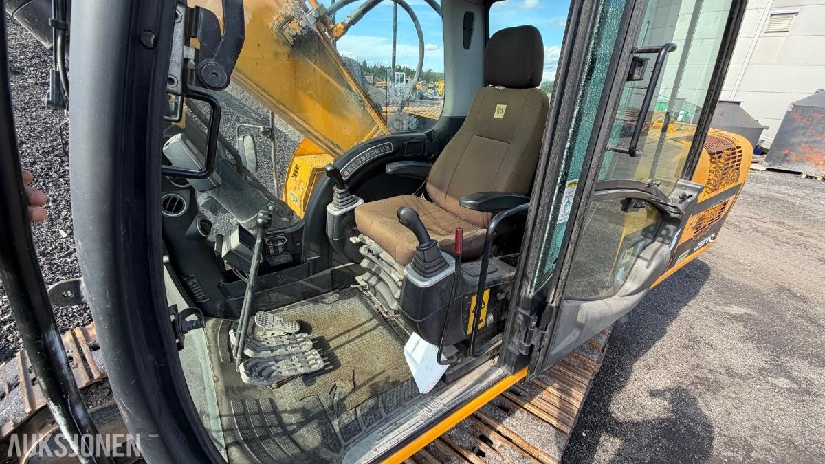 2011 JCB JS210LC Beltegraver– S70 – Sentralsmøring