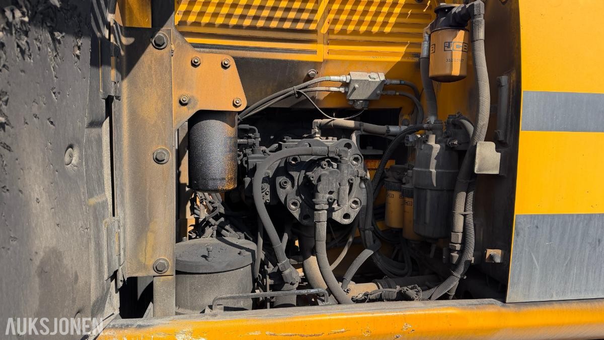 2011 JCB JS210LC Beltegraver– S70 – Sentralsmøring