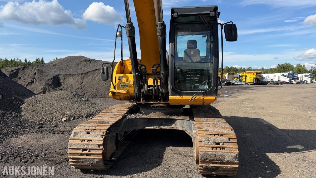 2011 JCB JS210LC Beltegraver– S70 – Sentralsmøring