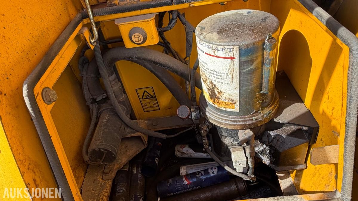2011 JCB JS210LC Beltegraver– S70 – Sentralsmøring