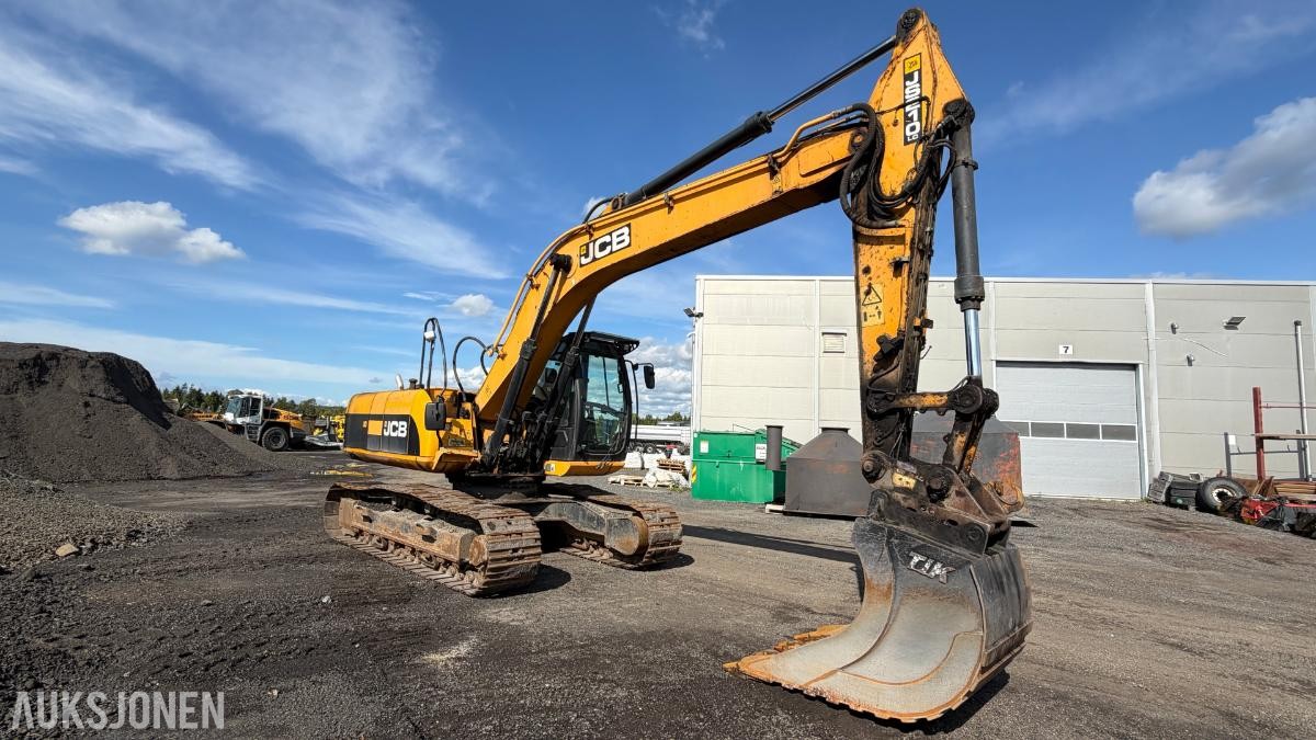 2011 JCB JS210LC Beltegraver– S70 – Sentralsmøring