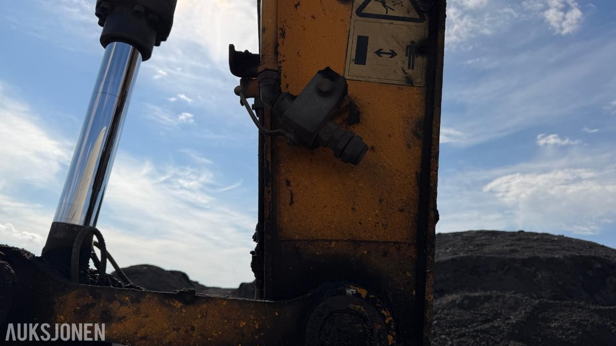 2011 JCB JS210LC Beltegraver– S70 – Sentralsmøring