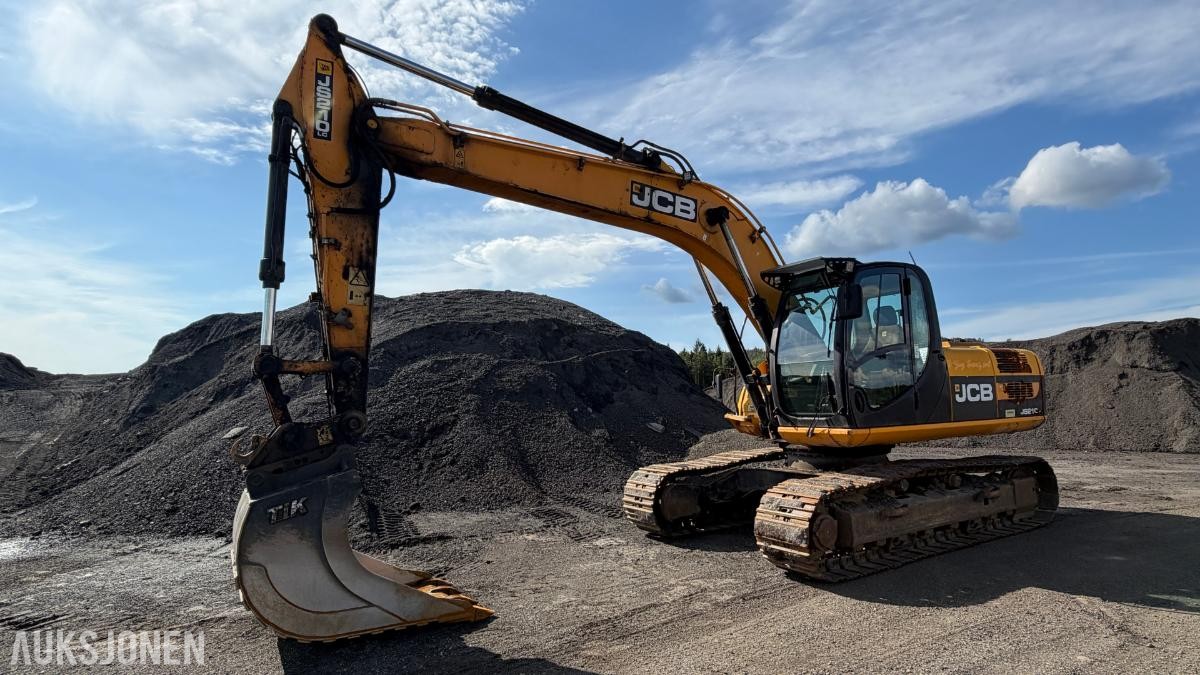2011 JCB JS210LC Beltegraver– S70 – Sentralsmøring