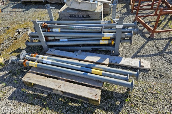 Parti Doka Eurex 30 forskalingsstøtter - lengdene 300 og 350 - varmgalvanisert stål - kryssformede hodeplater