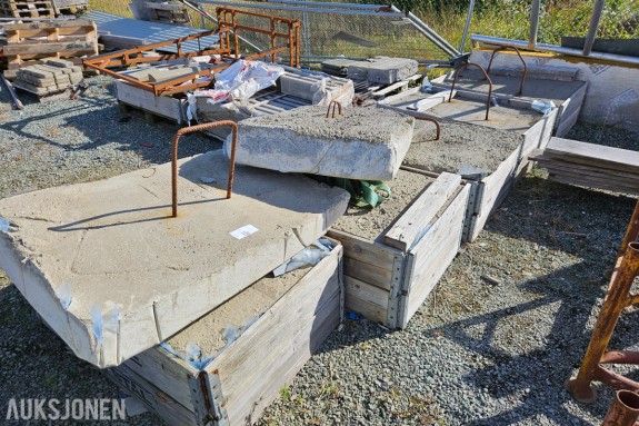 Parti betongklosser med innstøpt løfteøye - pall med betongkantstein - lagret i pallekarmer - selges samlet