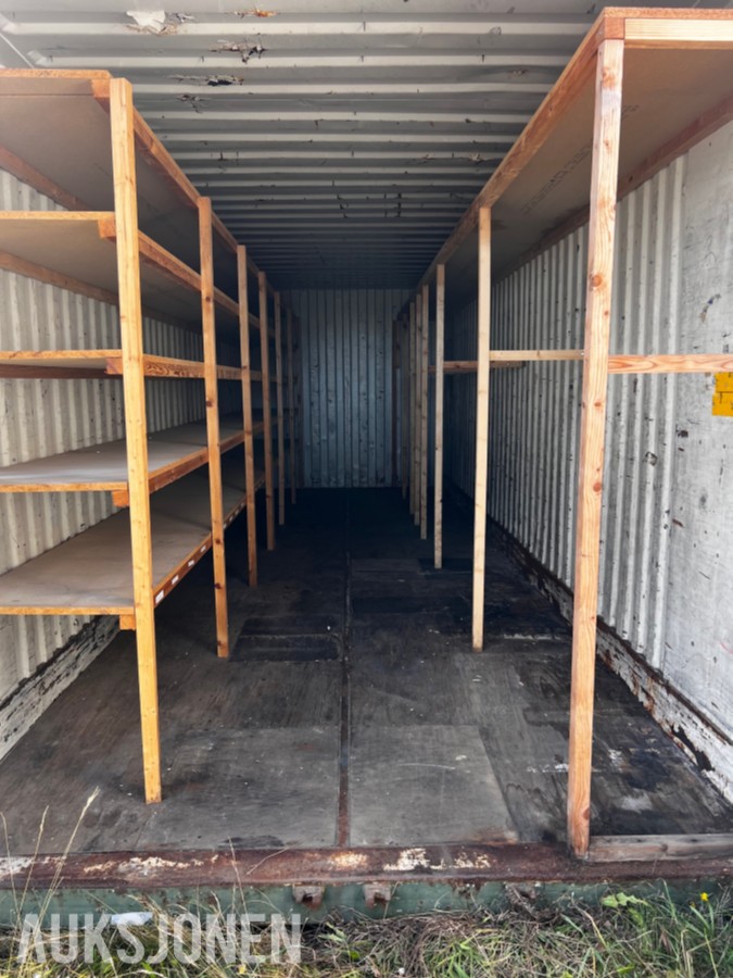30 fots container med installerte varehyller for oppbevaring.