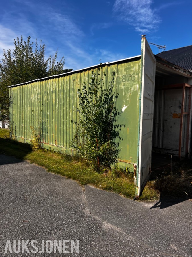 30 fots container med installerte varehyller for oppbevaring.