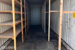 30 fots container med installerte varehyller for oppbevaring.