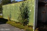 30 fots container med installerte varehyller for oppbevaring.