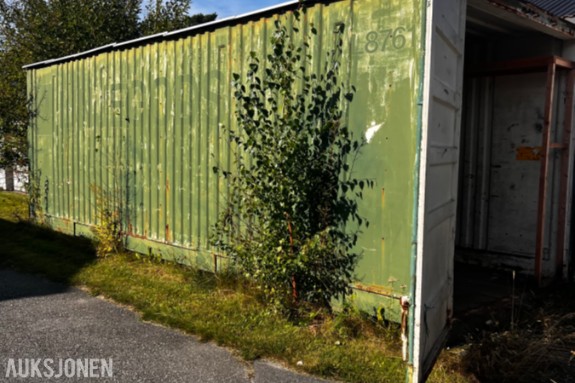 30 fots container med installerte varehyller for oppbevaring.