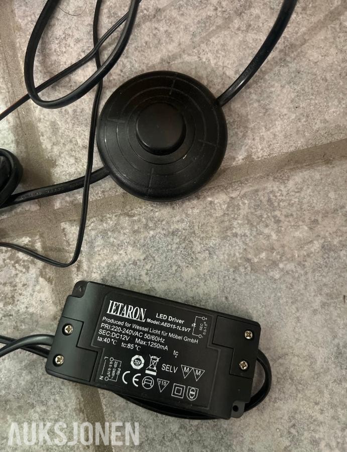 2018 Menton Vitrineskap integrert LED-belysning