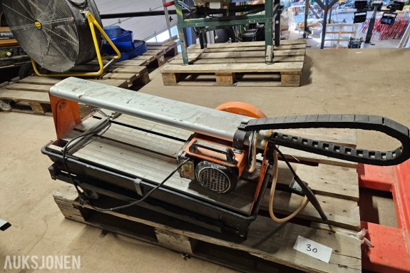 Clipper TR 200 E flisekutter - 2007-modell - 900 W med 200 mm diamantblad - vannkjølt kappebord med skinnestyrt sagvogn