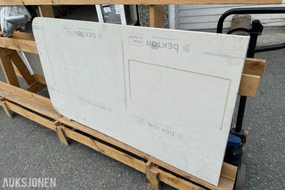 Dekton Benkeplate i keramikk ca. 154 x 85 cm | Avrundet hjørne