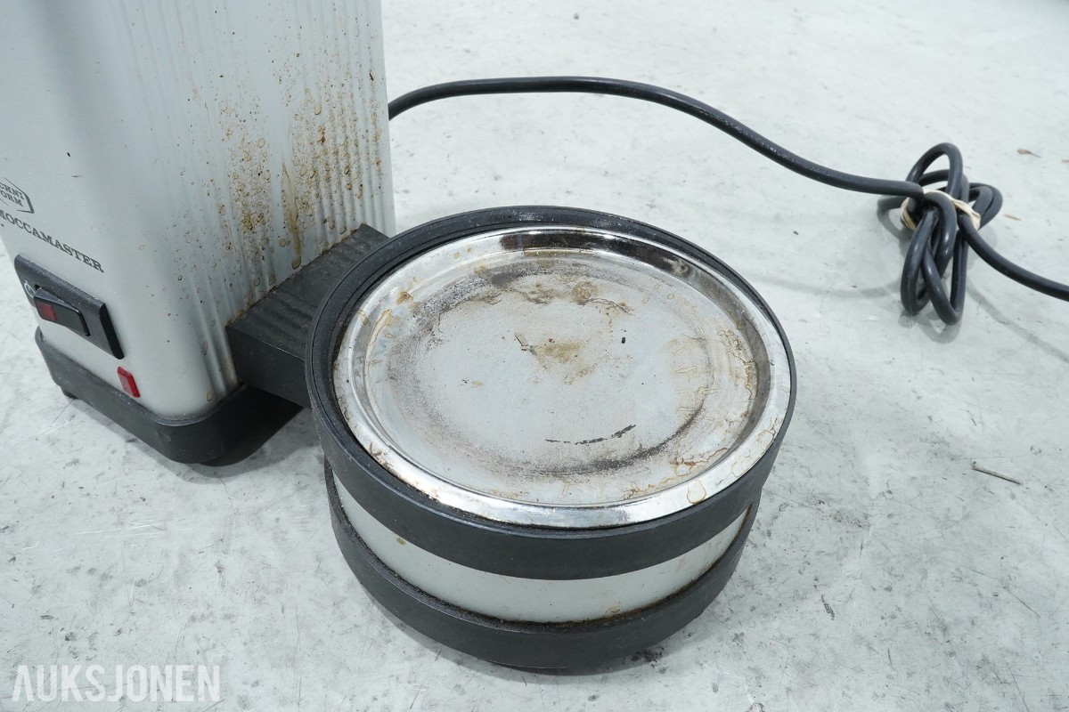 Parti med kaffemaskiner, kjøkkenmaskin, blender og råsaftsentrifuge