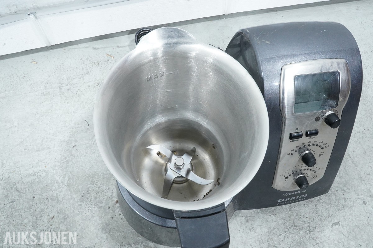 Parti med kaffemaskiner, kjøkkenmaskin, blender og råsaftsentrifuge