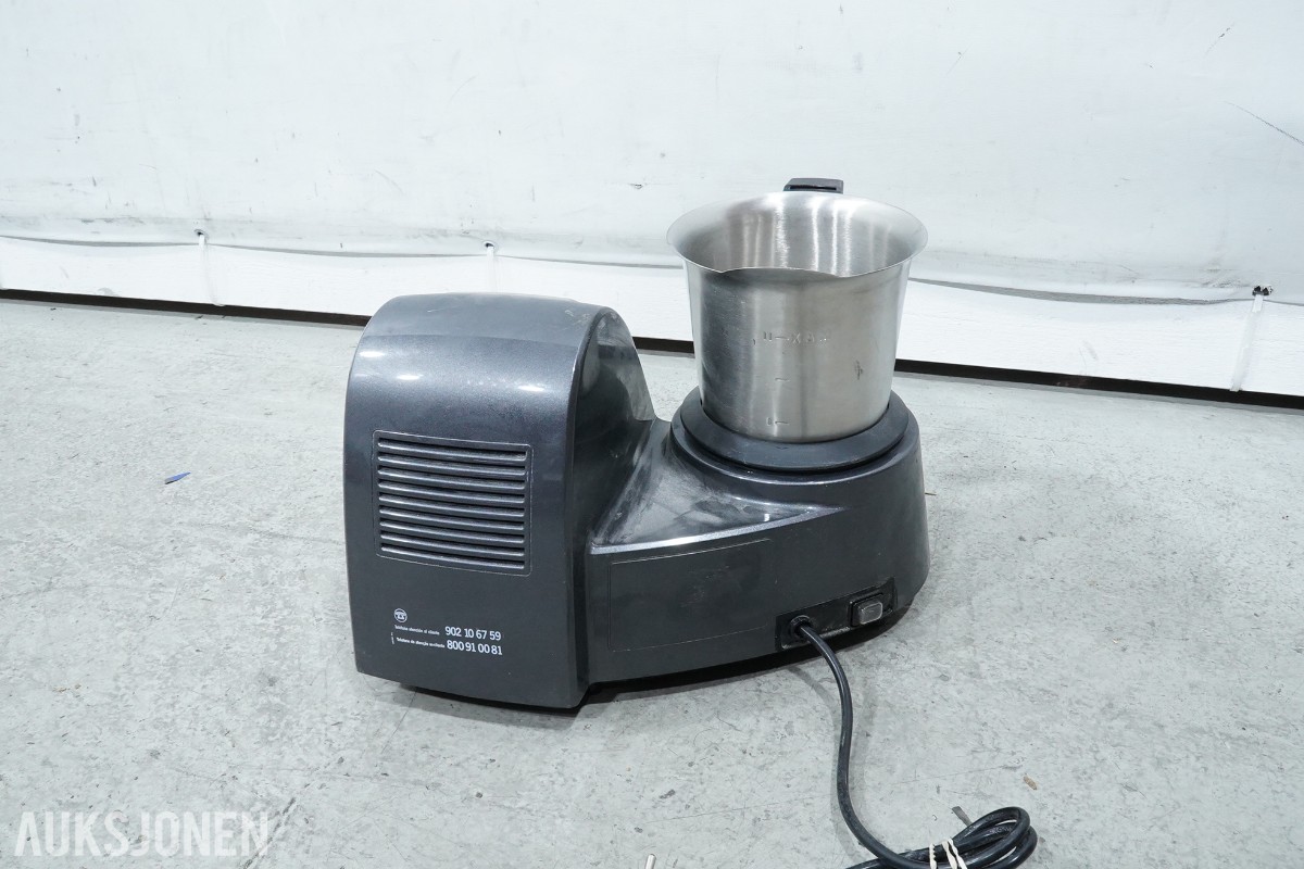 Parti med kaffemaskiner, kjøkkenmaskin, blender og råsaftsentrifuge