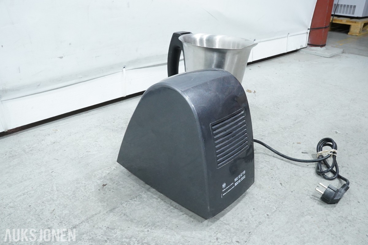 Parti med kaffemaskiner, kjøkkenmaskin, blender og råsaftsentrifuge