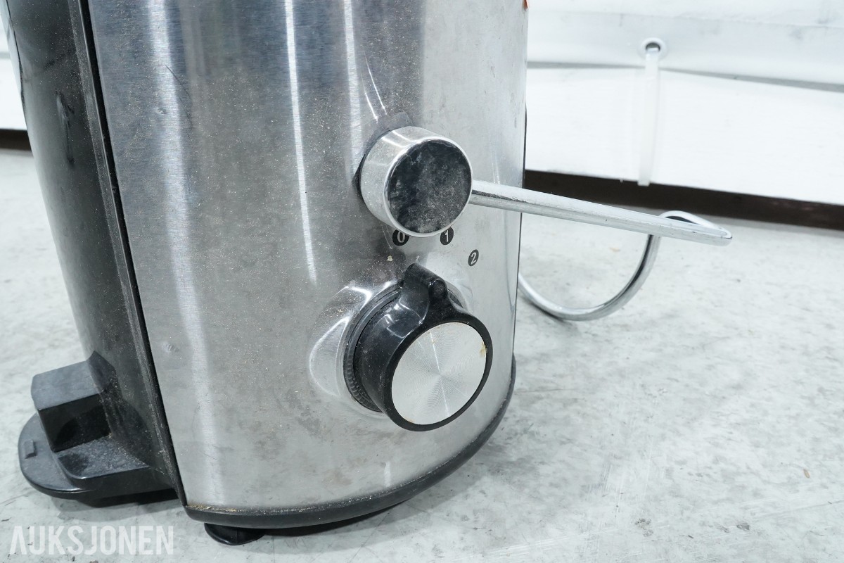 Parti med kaffemaskiner, kjøkkenmaskin, blender og råsaftsentrifuge