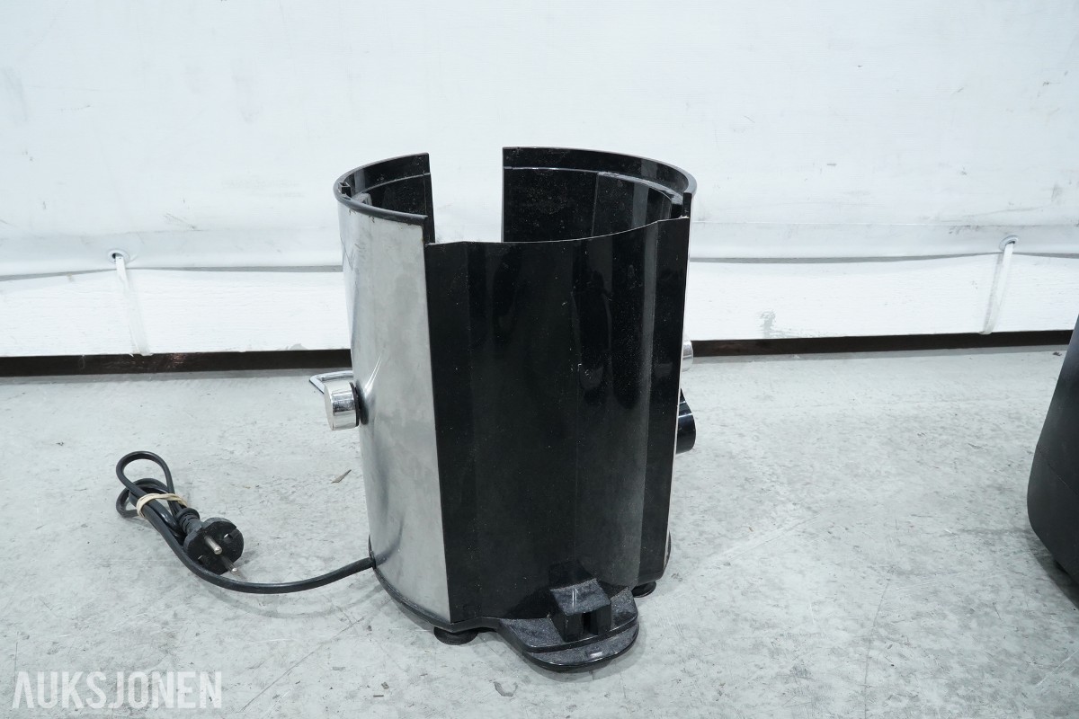Parti med kaffemaskiner, kjøkkenmaskin, blender og råsaftsentrifuge