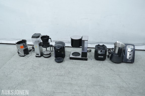 Parti med kaffemaskiner, kjøkkenmaskin, blender og råsaftsentrifuge