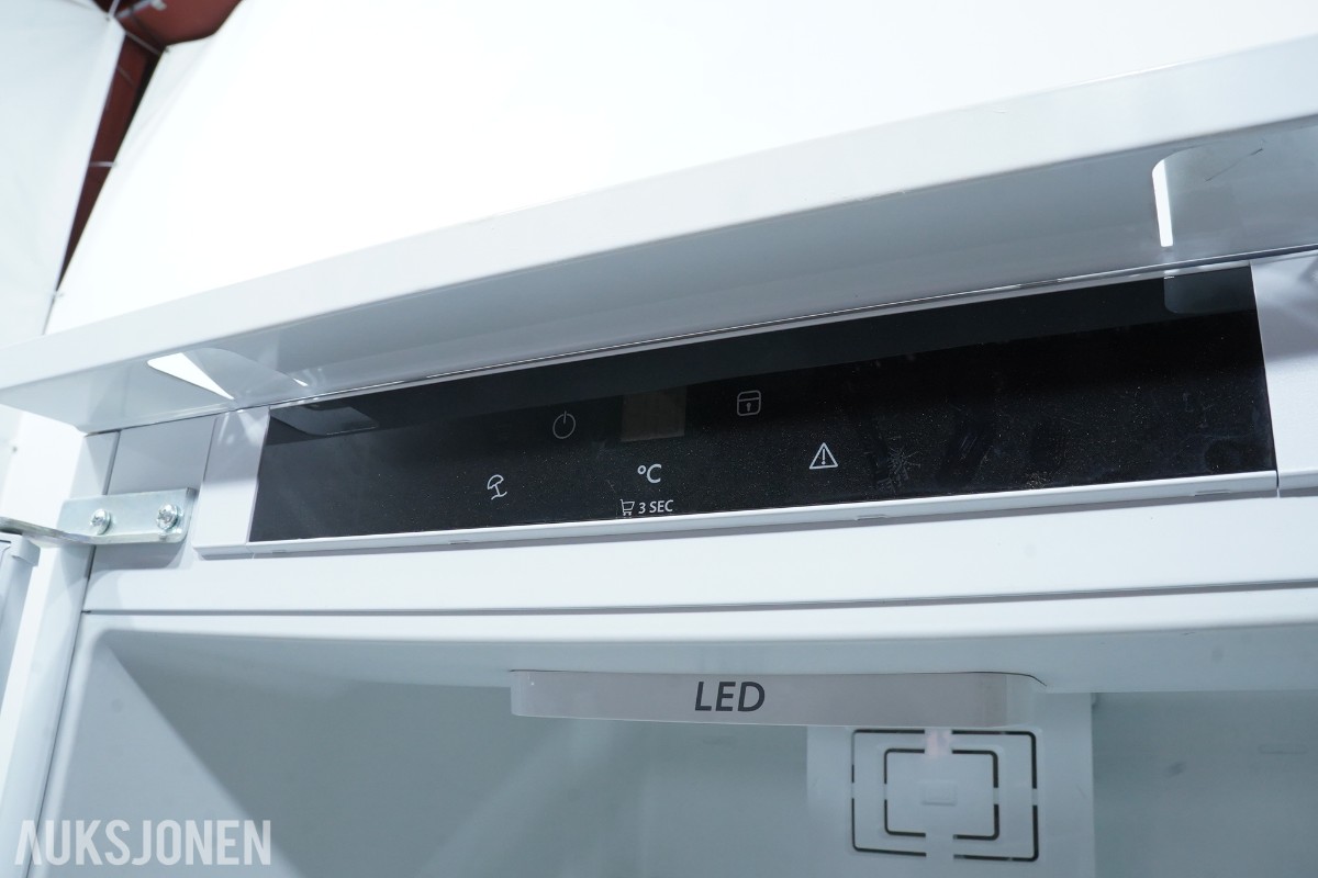 Integrert kjøleskap med LED-belysning, elektronisk betjening og glasshyller