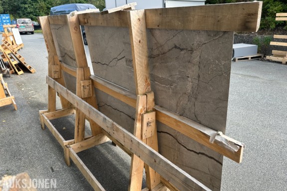 Benkeplate i stein for kjøkkenøy | Ca. 301,5 x 122 cm | Innfelt vask og sideplater