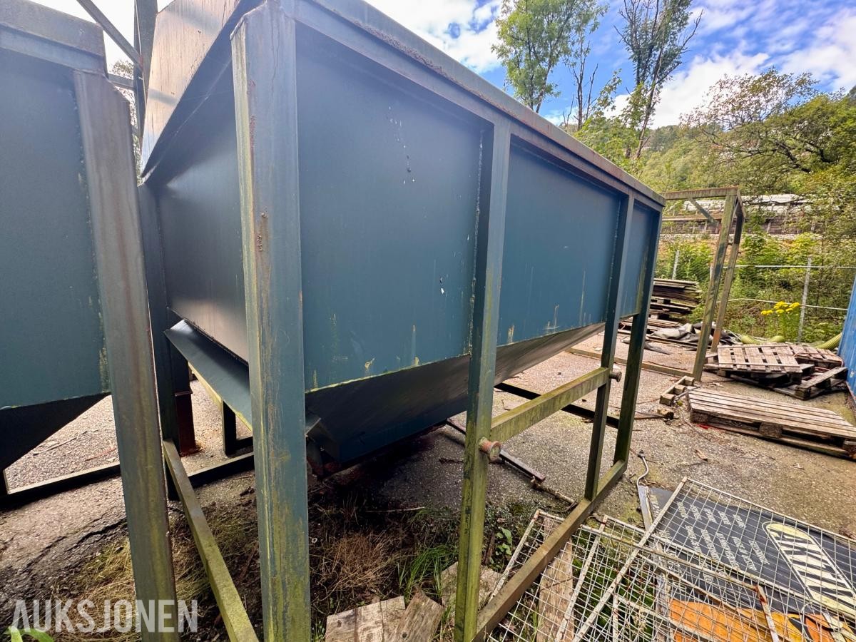 Strøsandsilo i stål med bunnseksjon og rammeverk
