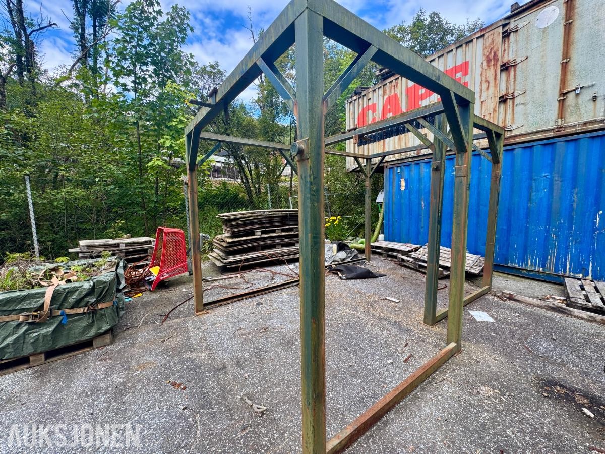 Strøsandsilo i stål med bunnseksjon og rammeverk