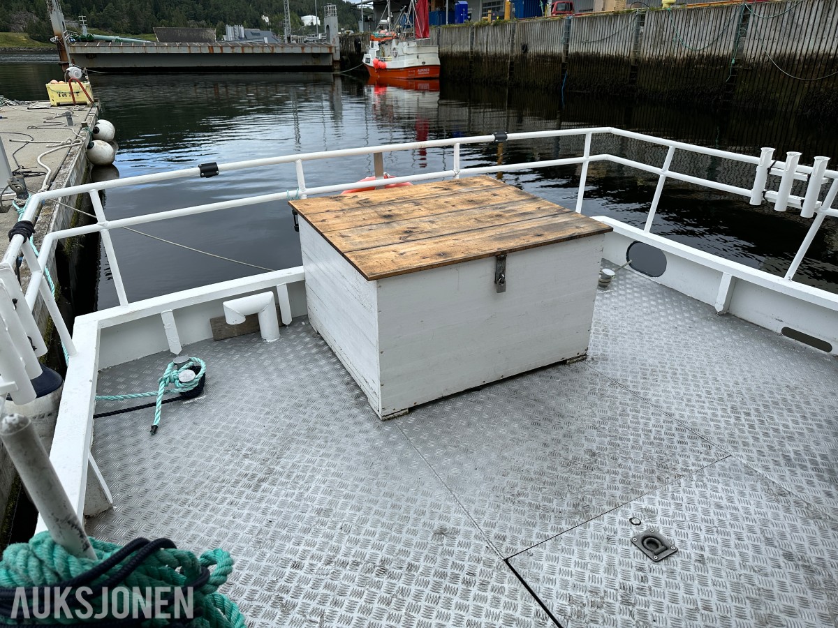 Selvbygget arbeidsbåt «Ranja» | Scania 136 hk | Baugthruster | AIS