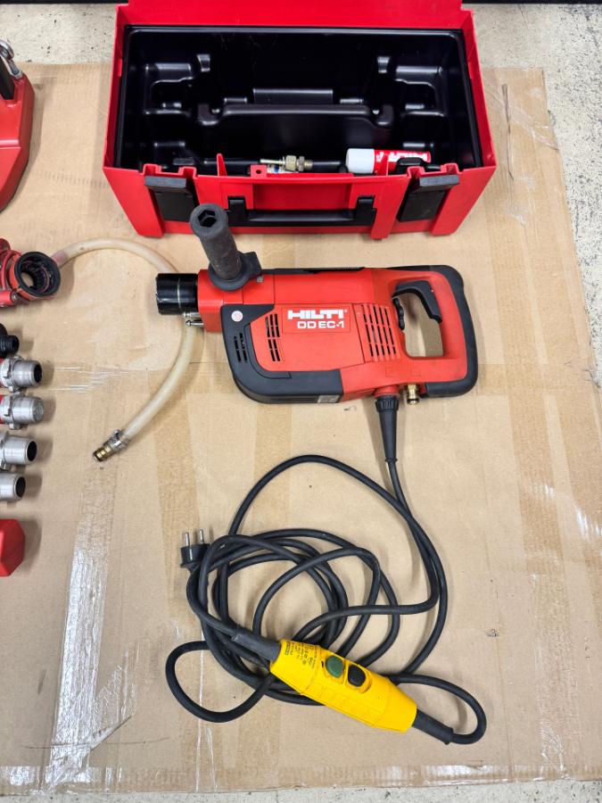 Komplett Hilti DD EC-1 diamantkjernebormaskin – 3 NYE bor + 2 brukte, vanntank og vakuumfeste