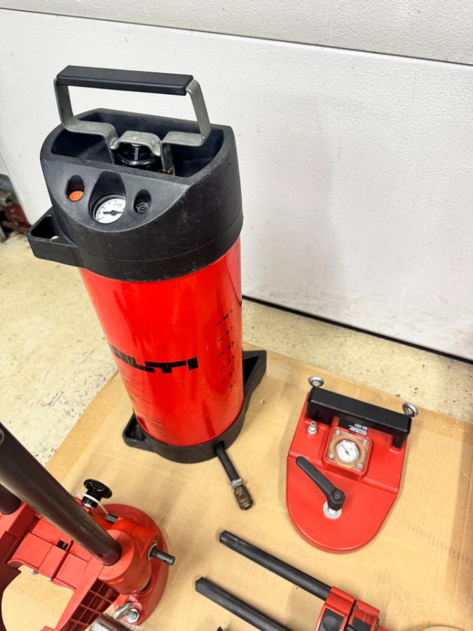 Komplett Hilti DD EC-1 diamantkjernebormaskin – 3 NYE bor + 2 brukte, vanntank og vakuumfeste