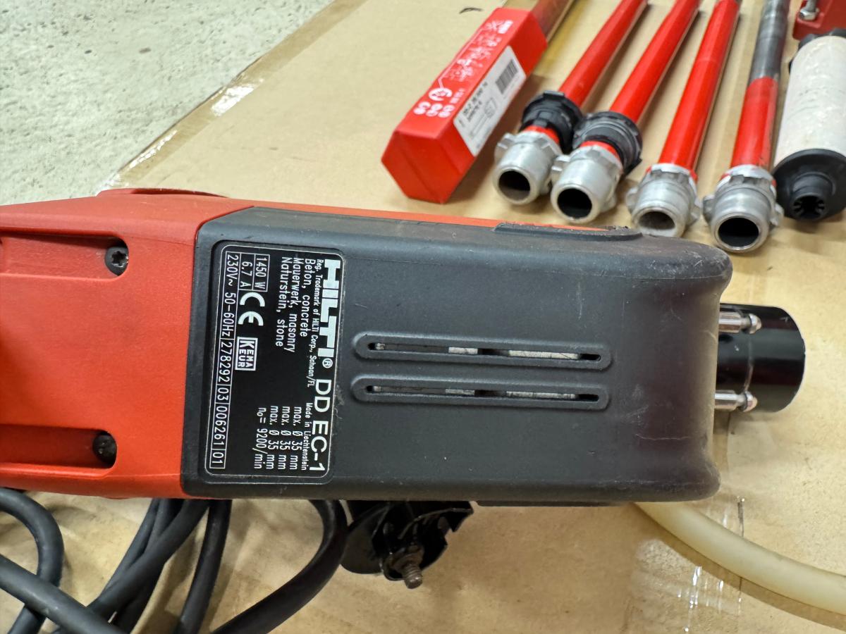 Komplett Hilti DD EC-1 diamantkjernebormaskin – 3 NYE bor + 2 brukte, vanntank og vakuumfeste