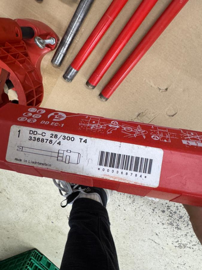 Komplett Hilti DD EC-1 diamantkjernebormaskin – 3 NYE bor + 2 brukte, vanntank og vakuumfeste