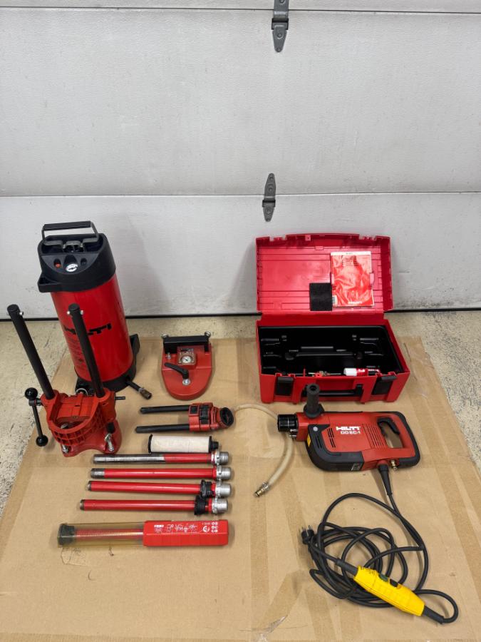 Komplett Hilti DD EC-1 diamantkjernebormaskin – 3 NYE bor + 2 brukte, vanntank og vakuumfeste