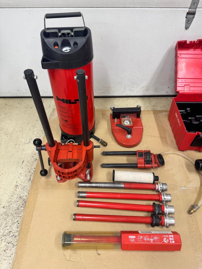 Komplett Hilti DD EC-1 diamantkjernebormaskin – 3 NYE bor + 2 brukte, vanntank og vakuumfeste
