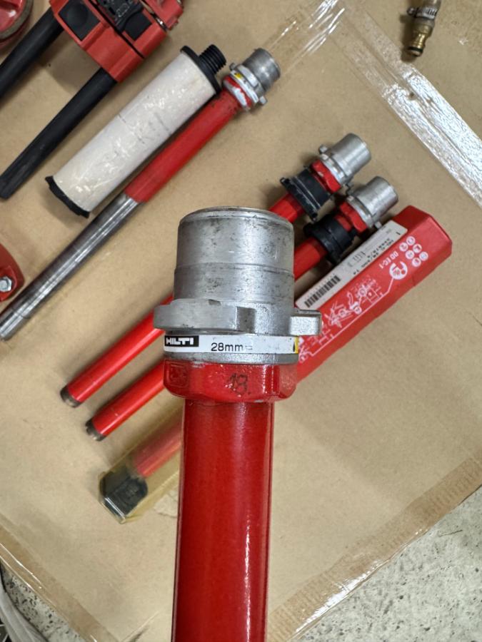 Komplett Hilti DD EC-1 diamantkjernebormaskin – 3 NYE bor + 2 brukte, vanntank og vakuumfeste