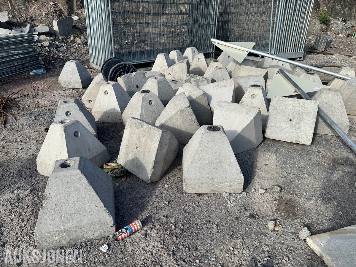 Betongris / Skiltføtter i betong - ca 40 stk