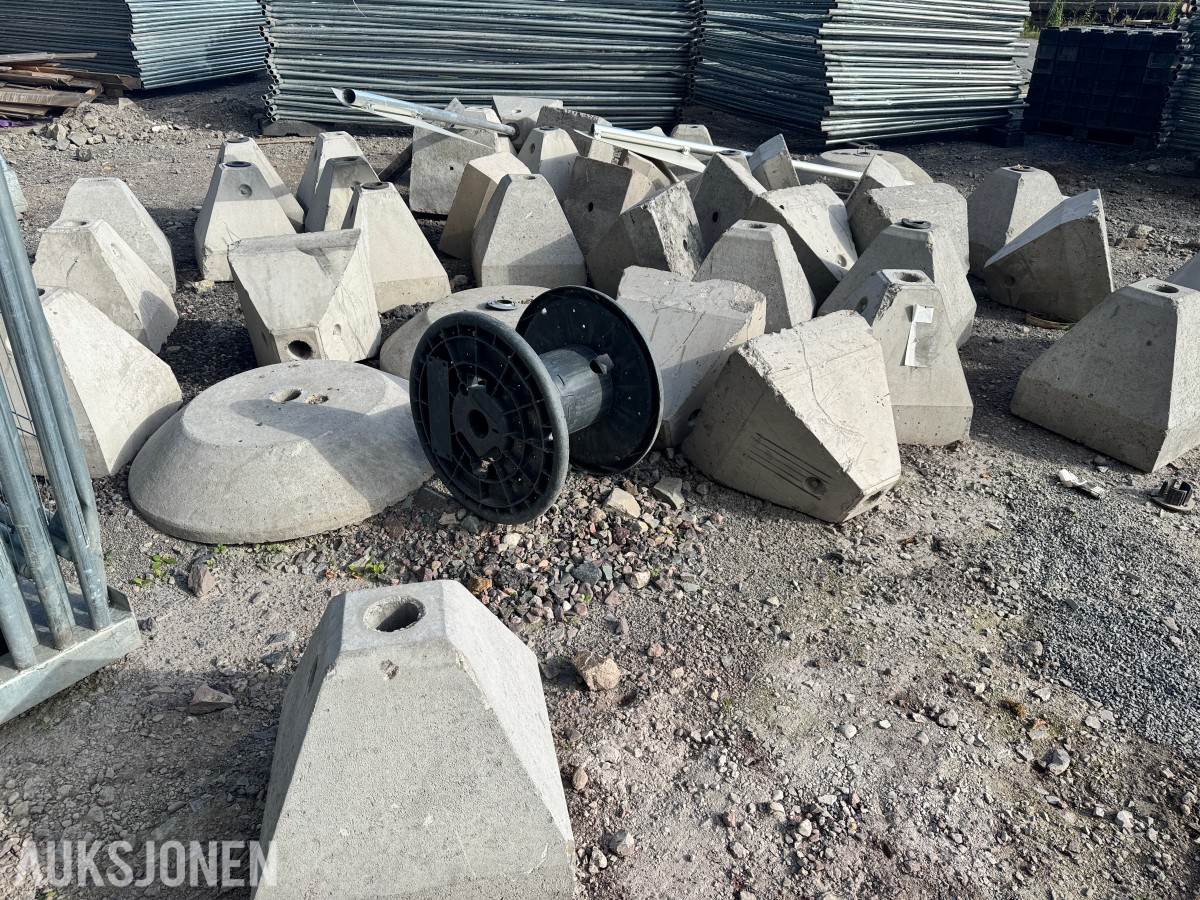 Betongris / Skiltføtter i betong - ca 40 stk