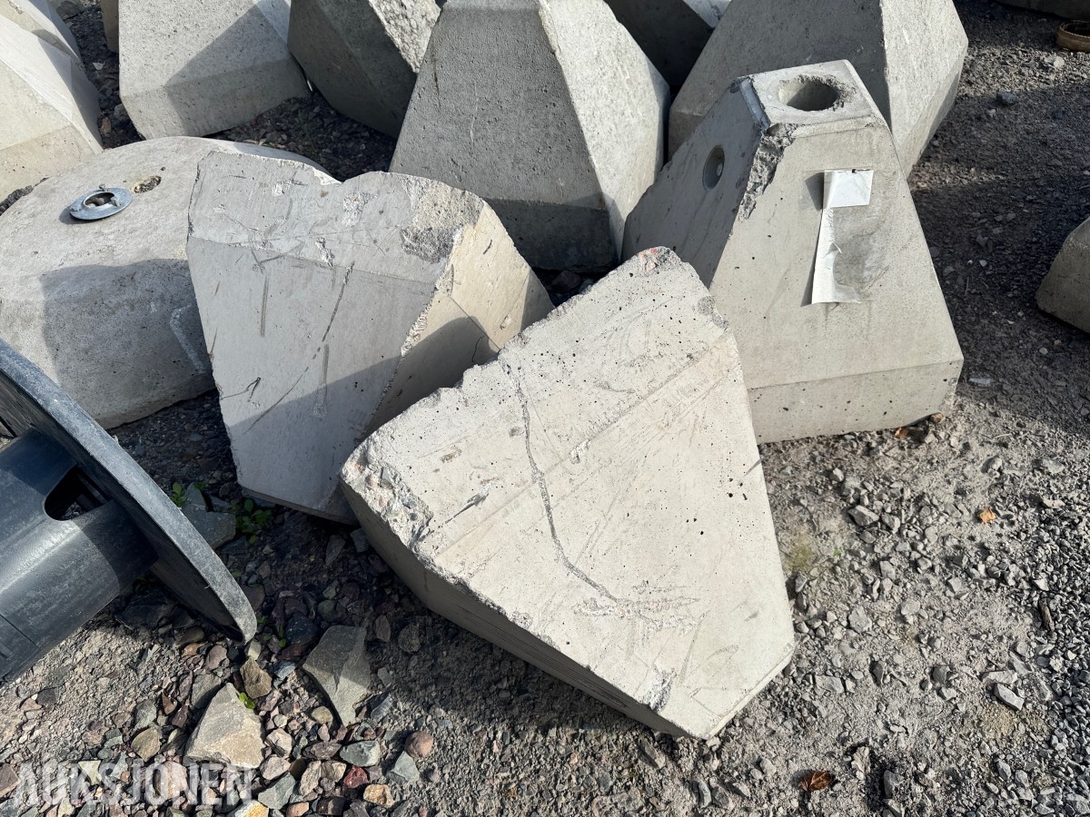 Betongris / Skiltføtter i betong - ca 40 stk