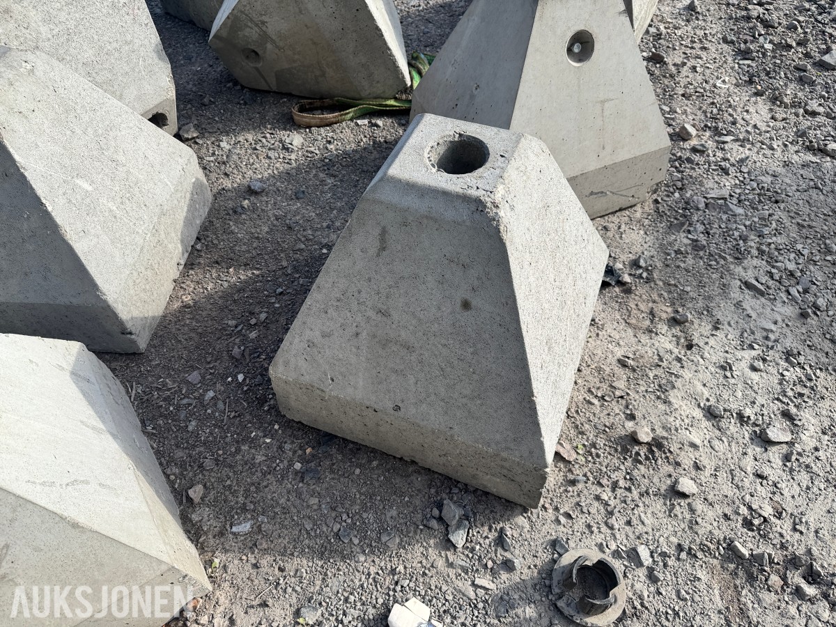 Betongris / Skiltføtter i betong - ca 40 stk