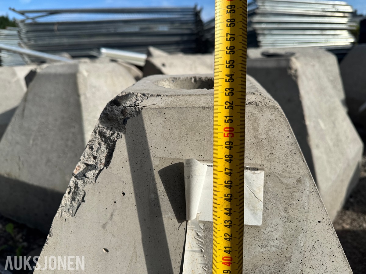 Betongris / Skiltføtter i betong - ca 40 stk