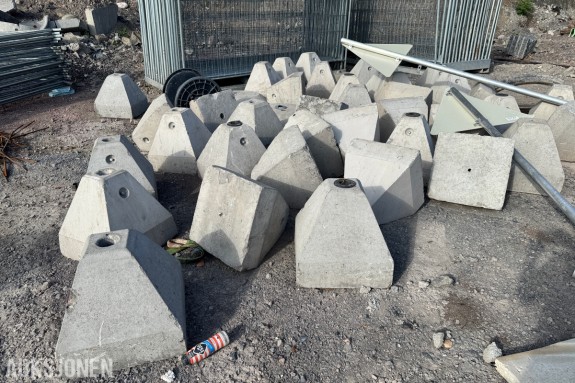Betongris / Skiltføtter i betong - ca 40 stk