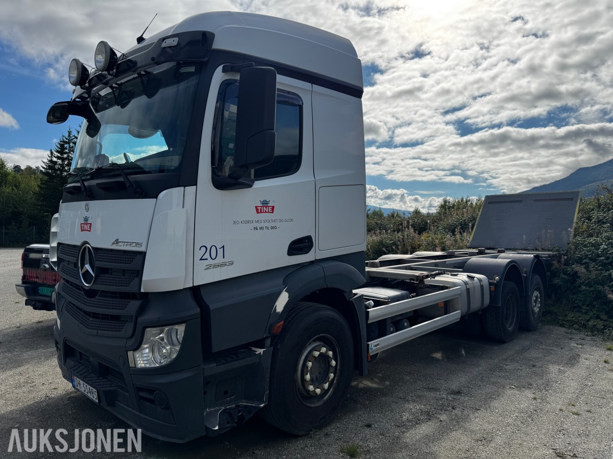 2018 Mercedes-Benz Actros 2553 containerchassis, 6x2 og Zepro bakløfter