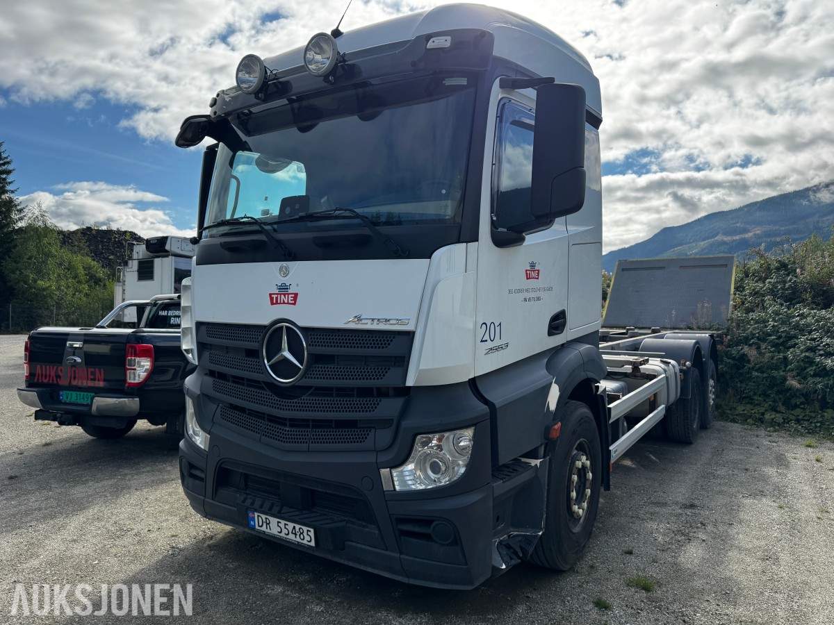 2018 Mercedes-Benz Actros 2553 containerchassis, 6x2 og Zepro bakløfter