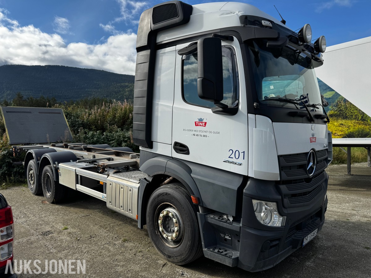 2018 Mercedes-Benz Actros 2553 containerchassis, 6x2 og Zepro bakløfter