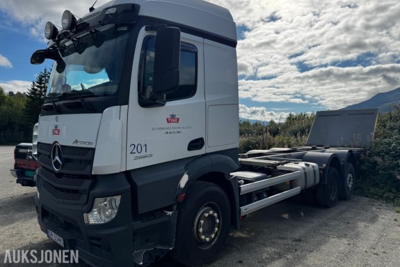 2018 Mercedes-Benz Actros 2553 containerchassis, 6x2 og Zepro bakløfter