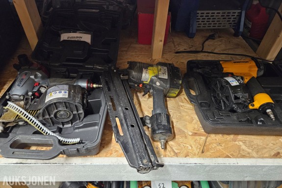 Tre trykkluftspikerpistoler - Bostitch IC50-2-E rullespikerpistol - Everwin SCN65MT rullespikerpistol - stripespikerpistol i koffert