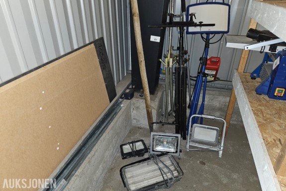 Parti med 5 arbeidslamper - Gelia SLED-100B 100 W på teleskopstativ - 2 stk Opal E-fect 50 W - Nor-tec 3x36 W - LED-lyskaster 50 W IP65